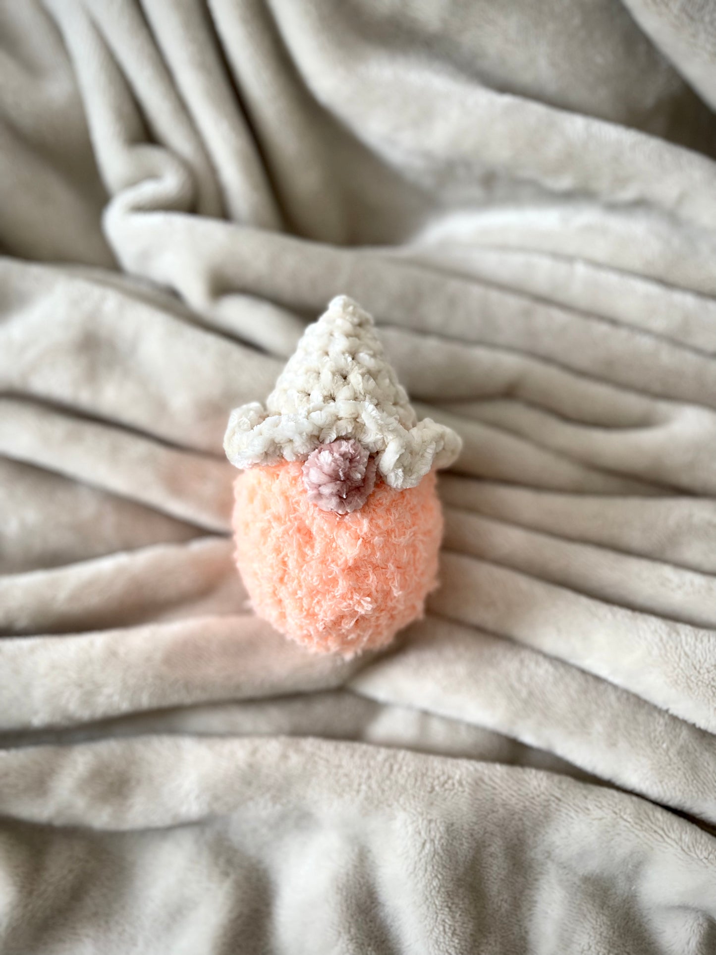 Mini Gnome - Cream & Fluffy Coral